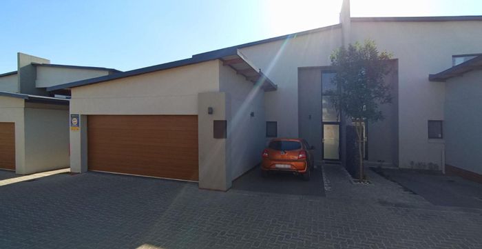 For Sale: Townhouse in Crowthorne AH with 3 beds, double garage, secure estate living.