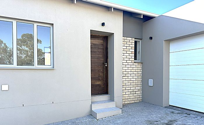 House for Sale in Mooikloof Country Estate: 3 beds, security complex, inverter system.