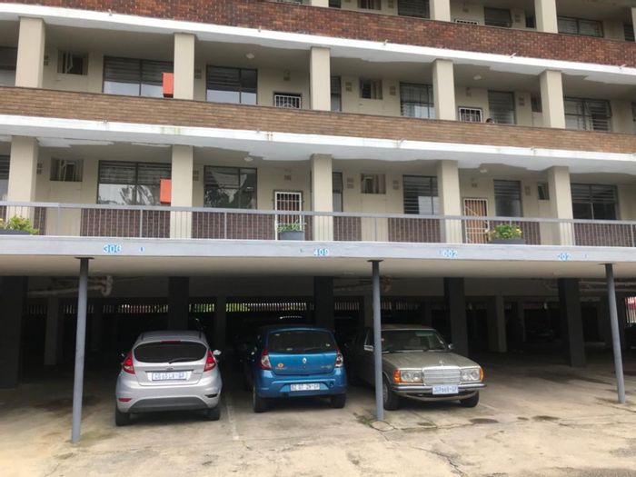 Kew Apartment For Sale: 2 Bedrooms, pool, secure parking, near amenities.