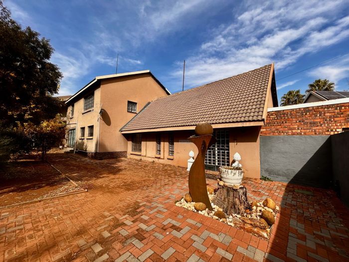 Clubview House For Sale: 12 bedrooms, pool, jacuzzi, ideal for multiple uses.