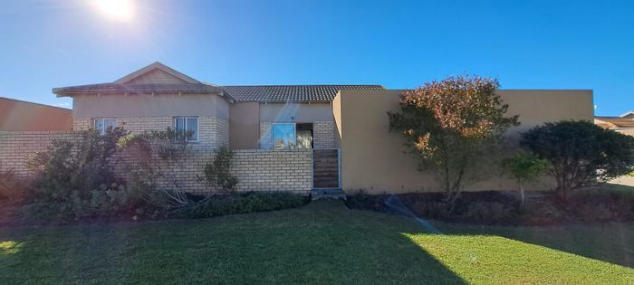 3-Bedroom House in Pacaltsdorp For Sale with Garage and Security Complex Access.