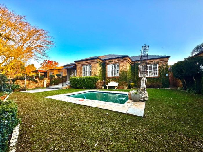 For Sale: 3-Bedroom Townhouse in Amorosa with pool, garage, and garden access.