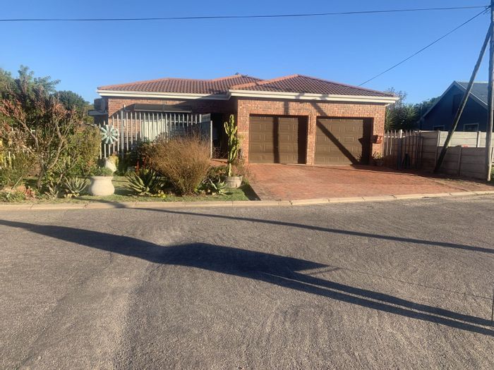 For Sale: House in Albertinia Central with 3 bedrooms, indoor braai, double garage.