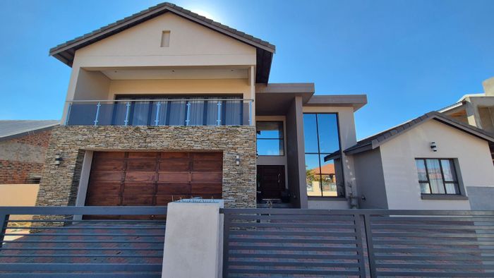 For Sale: House in Sterkspruit Estates with 4 beds, office, solar panels.