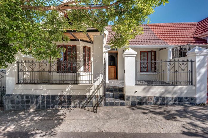 Richmond Hill House For Sale: 2 beds, loft, garden, and water tanks.