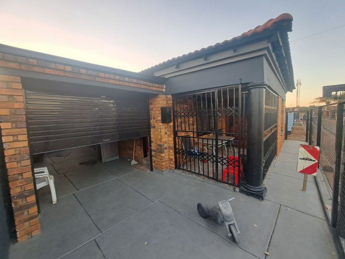 Nellmapius House For Sale: 3 beds, cottage, garage, near amenities and highways.