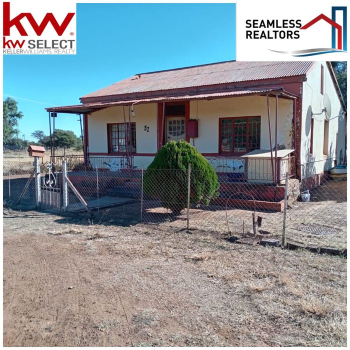 For Sale: Spacious 4-bedroom house in Bloemhof Central with ample outdoor features.
