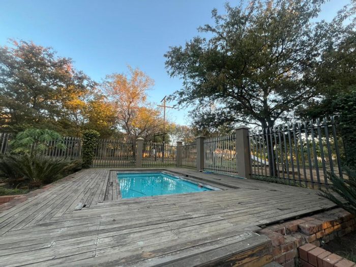 For Sale: House in Broederstroom with 5 bedrooms, pool, solar power, and security.