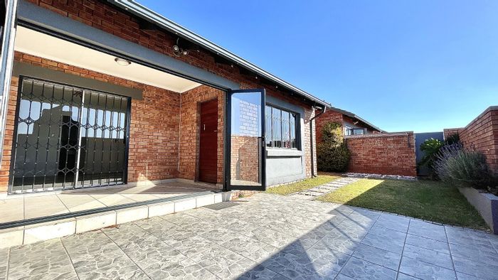 Sagewood Townhouse For Sale: 3 Bedrooms, outdoor patio, 2 parking bays, fiber-ready.