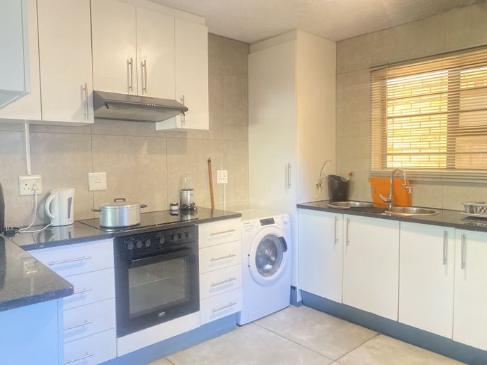 Amanzimtoti Apartment For Sale: 2 Bedrooms, Double Garage, Close to Beach.