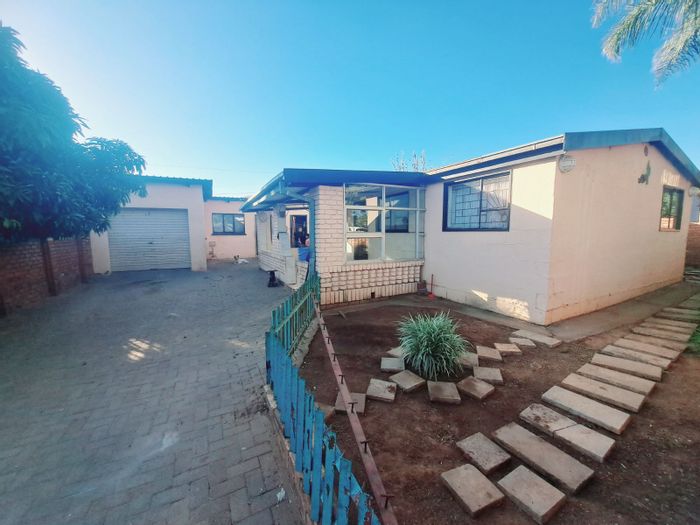 Eersterust House For Sale: 3 bedrooms, yard, rental potential, near amenities.