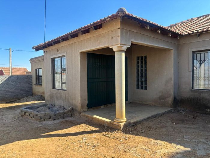 Drieziek House For Sale: 3 beds, spacious yard, income-generating backrooms.