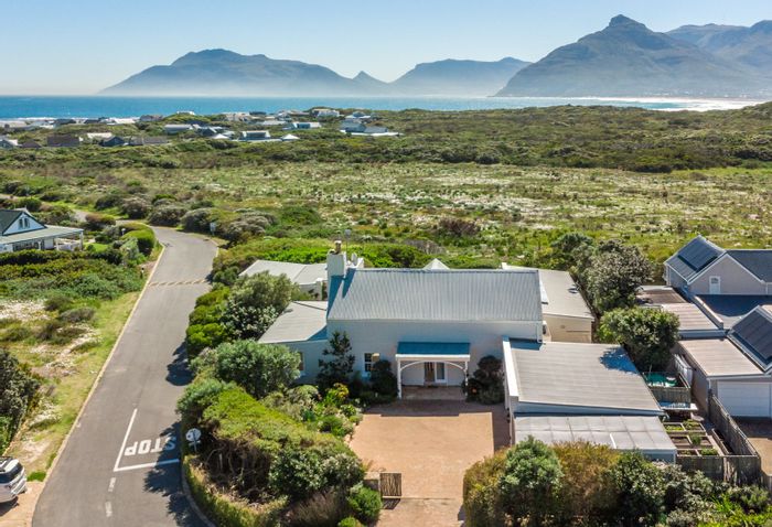House To Rent in Kommetjie Central with pool, garden, and self-contained unit.