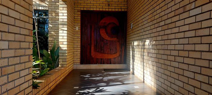 Bendor House For Sale: 5 Bedrooms, pool, lapa, 4 living areas, security features.