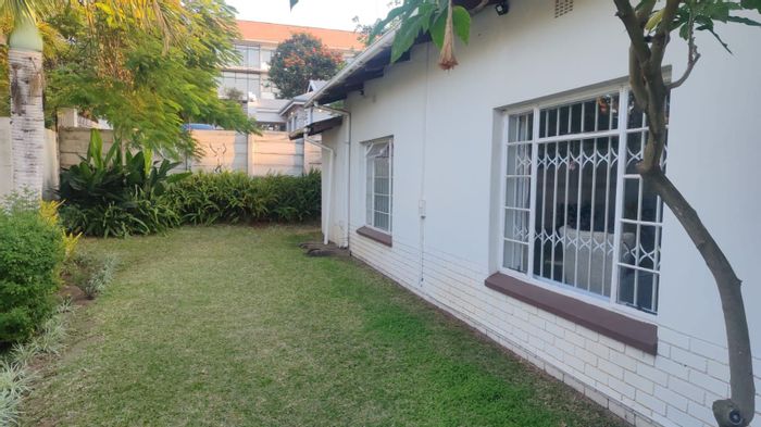 For Sale: House in Nelspruit Central with main house, flats, and garage.