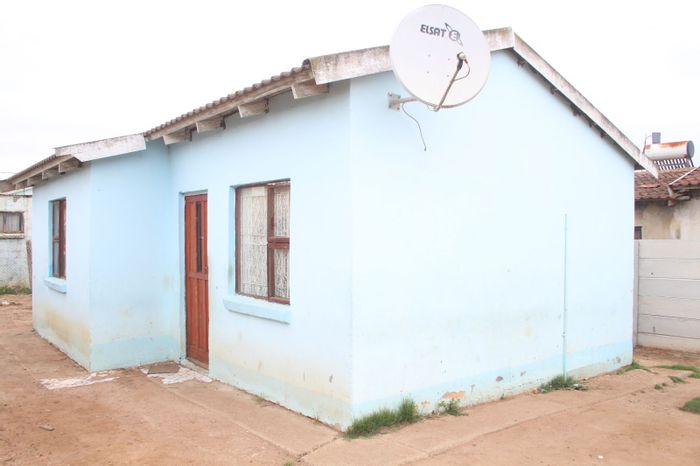 Affordable house for sale in Bloemendal with enclosed yard, ideal for families.