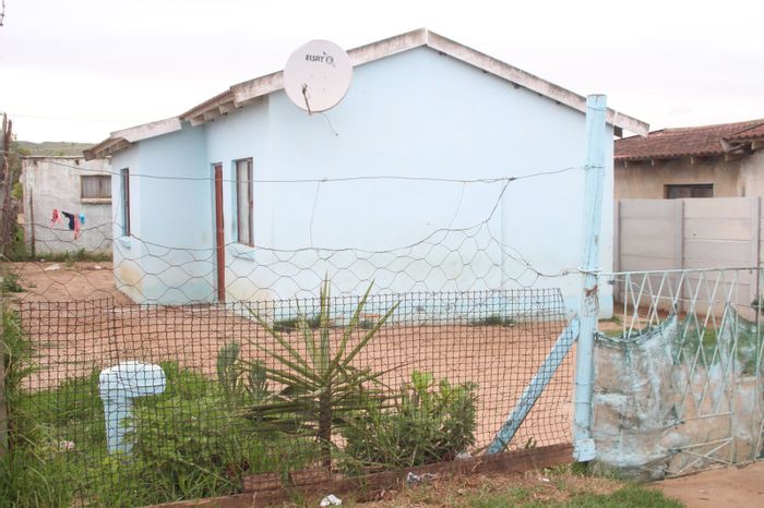 Affordable house for sale in Bloemendal with enclosed yard, ideal for families.