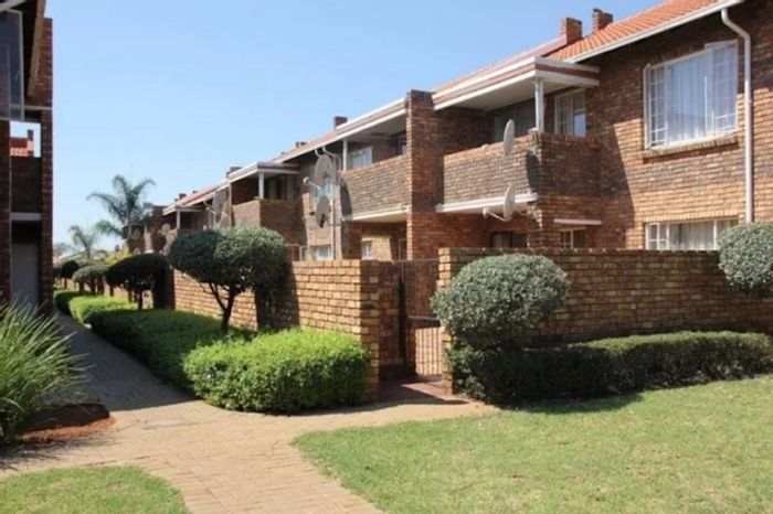 2-Bedroom Townhouse in Clarina with communal pools and secure parking, For Sale.