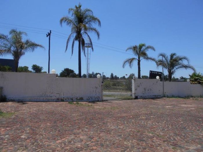 House To Rent in Buccleuch: Flexible office layout, ample parking, and convenient facilities.
