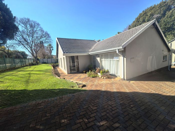 Valhalla House For Sale: 4 beds, pool, flatlet, ample parking, near schools.