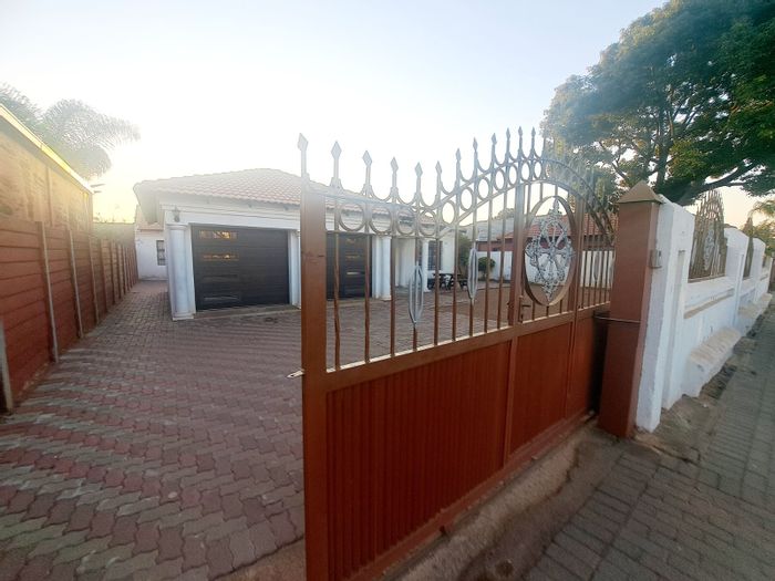 For Sale: House in Mamelodi East with 4 bedrooms, garden cottage, and security features.