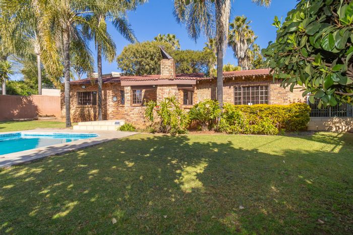 For Sale: Family House in Strubensvallei with Pool, Cottage, and Double Garage.