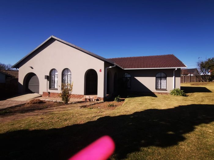 Evander House For Sale: 3 bedrooms, 2 living areas, spacious outdoor potential.