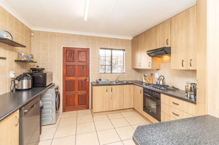 Honeydew Manor Townhouse For Sale: 2 beds, double garage, pet-friendly garden, inverter.