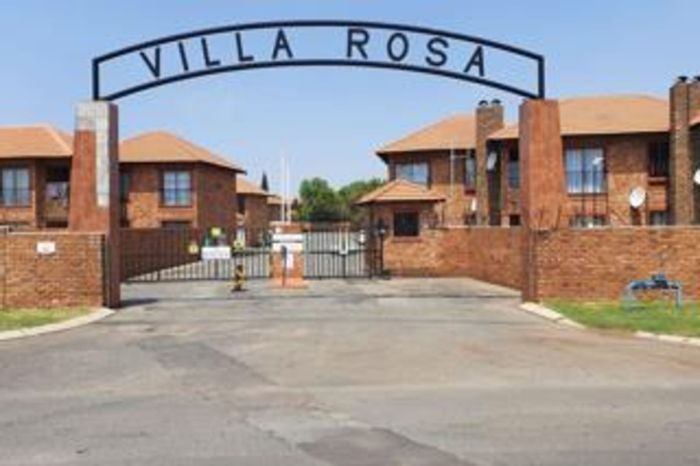 For Sale: 3-Bedroom Townhouse in Edleen with Private Patio and Garage.