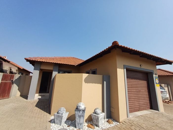 Bendor Townhouse For Sale: 3 bedrooms, 2 bathrooms, garden, garage, and parking.