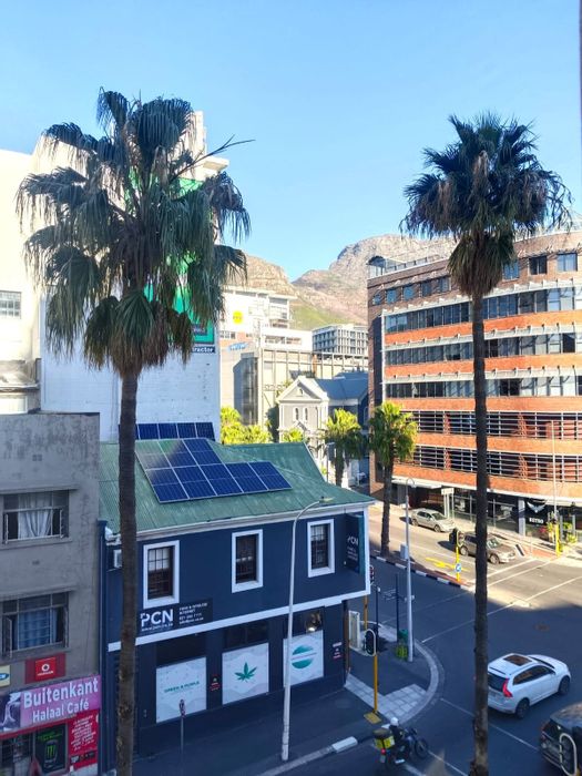 For Sale: Apartment in Cape Town City Centre with gym, pool, and secure parking.