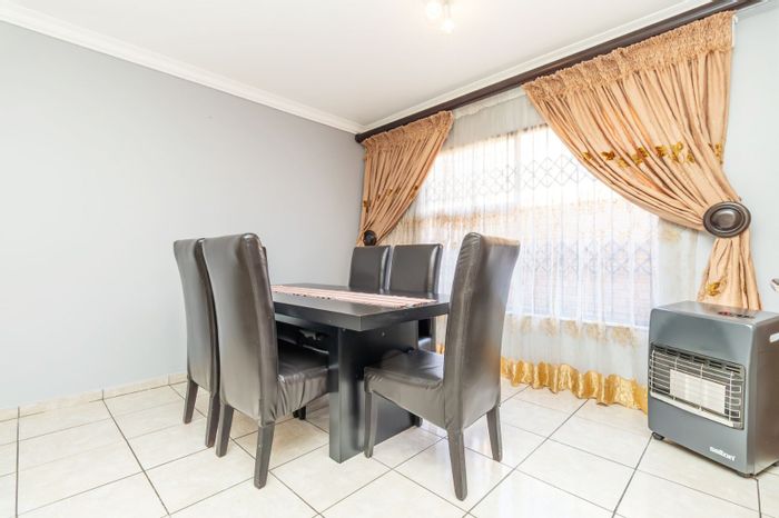 For Sale: Willowbrook Townhouse with 3 Bedrooms, Pool, and Pet-Friendly Garden.