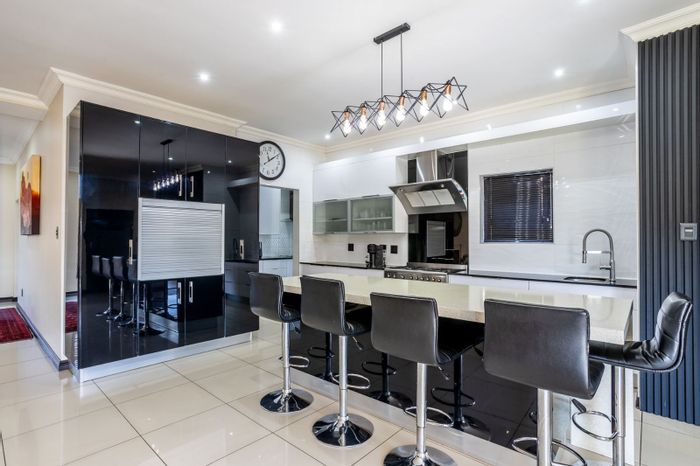 For Sale: House in The Hills Game Reserve Estate with 4 beds, staff quarters.