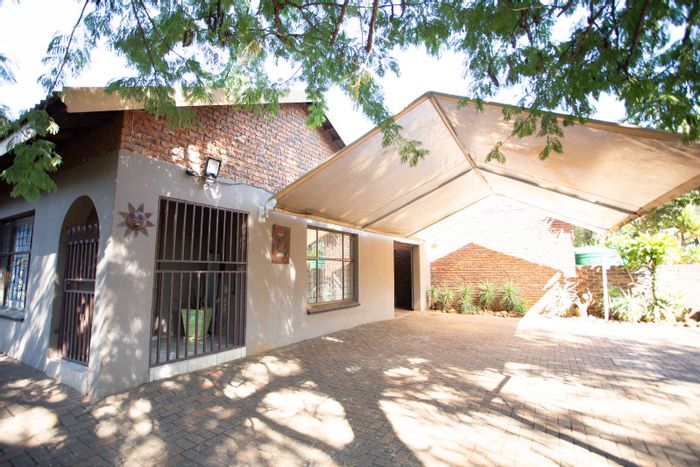 Chroompark House For Sale: 3 Beds, Pool, Borehole, Pet Friendly, 1200m² Erf.