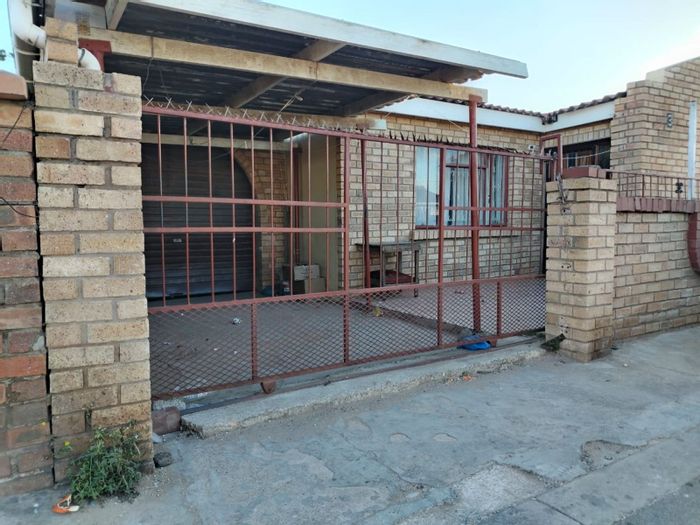 Kwazakhele House For Sale: 2 beds, flatlets for rental income, secure parking.