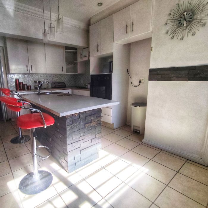 Amorosa House For Sale: 3 Bedrooms, patio, jacuzzi, secure estate living.