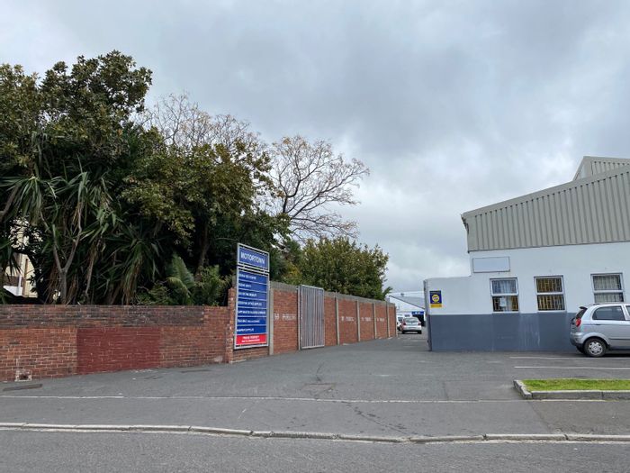 Industrial warehouse in Plumstead: 150m², office, kitchenette, roller shutter door. To Rent.