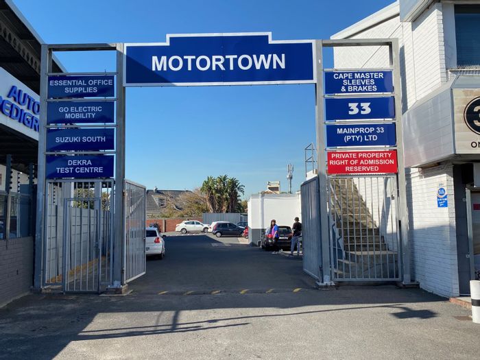 Industrial warehouse in Plumstead, 150m² with office, kitchenette, and dual access. To Rent.