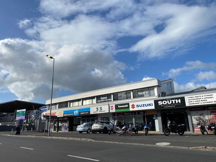 Spacious 660m² retail showroom in Plumstead, available September/October for rent.