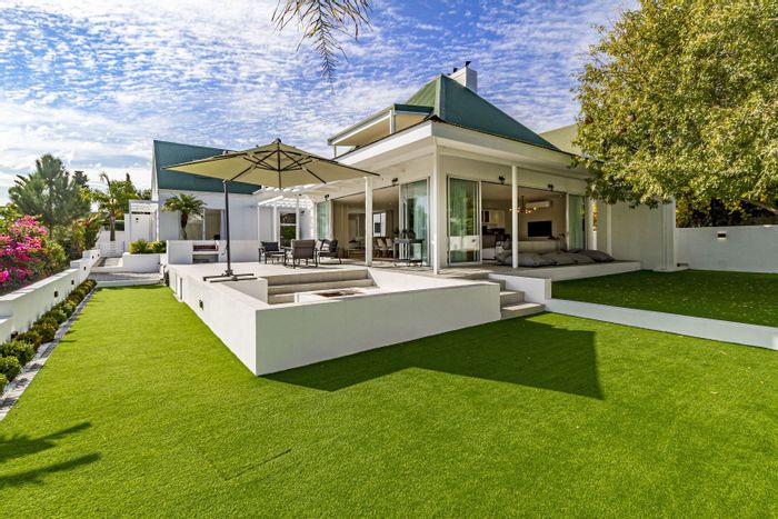 For Sale: House in Theewaterskloof Country Estate with golf views, pool, and amenities.