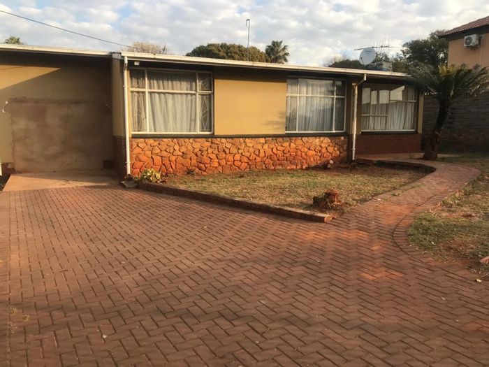 Silverton House For Sale: 3 beds, flatlet, pet-friendly garden, ample parking.