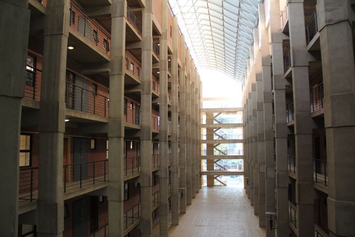 Braamfontein Werf Apartment For Sale: 2 Bedrooms, balcony, fiber ready, paid parking.