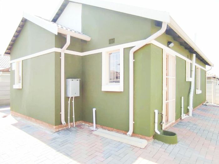 3 Bedroom House for Sale in Albertsdal with secure area, close to amenities.