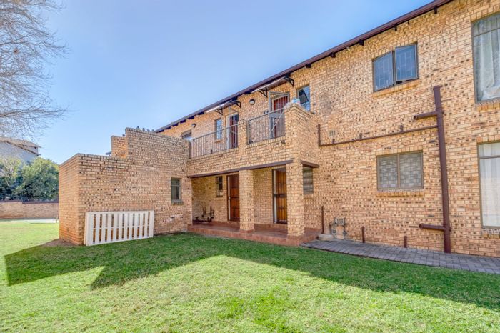 Honeydew Grove Apartment For Sale: Two bedrooms, communal gardens, secure complex, no transfer duty.