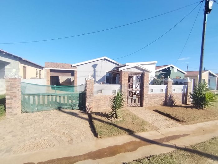 For Sale: House in Bethelsdorp with 3 bedrooms, large backyard, and double garage.