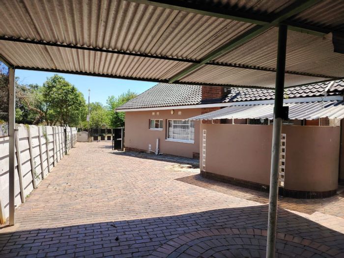 Rhodesfield House For Sale: 4 beds, garden, domestic quarters, great investment potential.