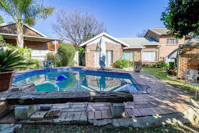 Rooihuiskraal House For Sale: 5 Bedrooms, Pool, Lapa, Double Garage, No Loadshedding.