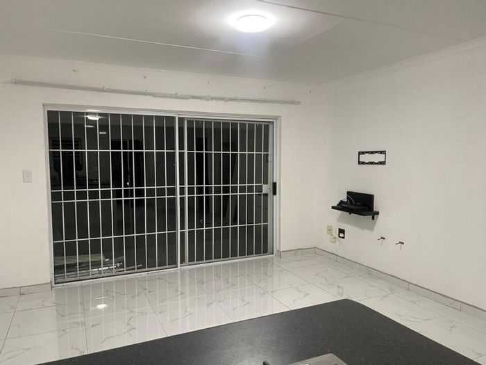 Sunninghill Apartment For Sale: 2 beds, pool access, secure complex, private patio.