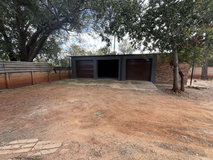 For Sale: House in Mookgopong Central with pool, solar system, and versatile spaces.