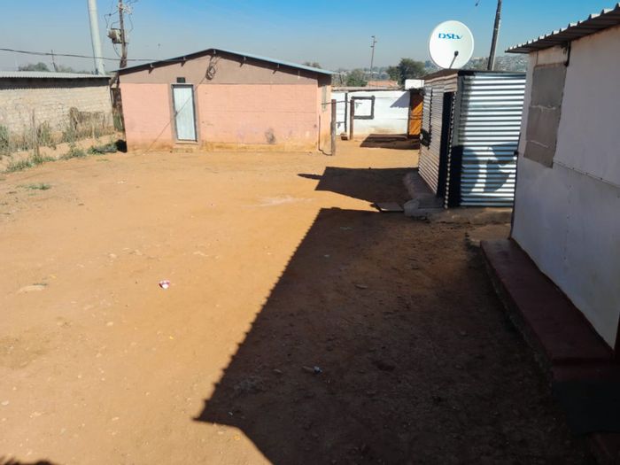 House For Sale in Mamelodi East: Spacious yard, ideal for renovation and investment.
